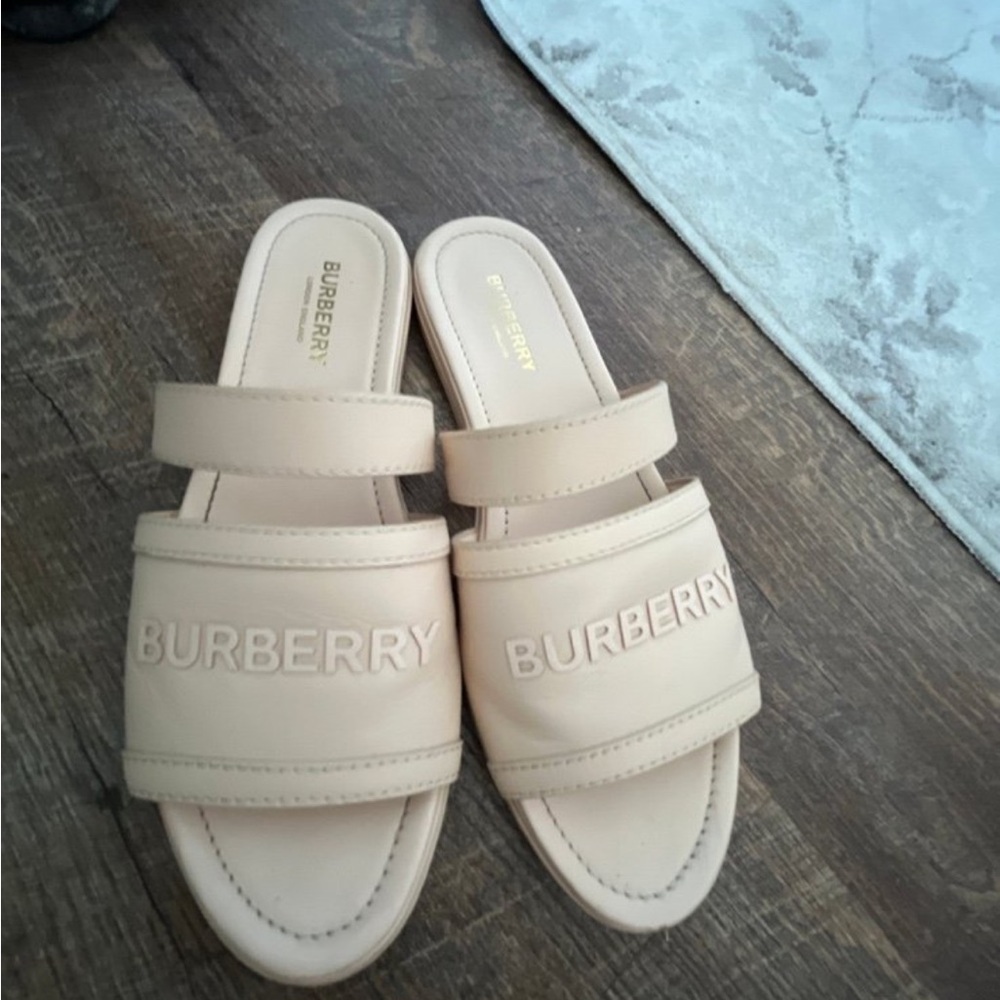Burberry Cream Sandals with Open Toe and Padded Straps